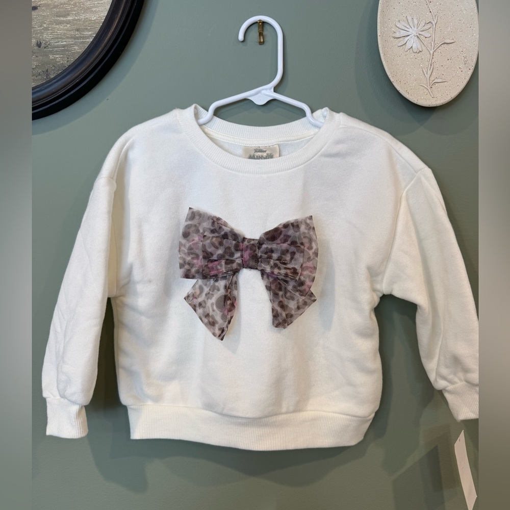 DISNEY JUNIOR Minnie crewneck with bow. NWT